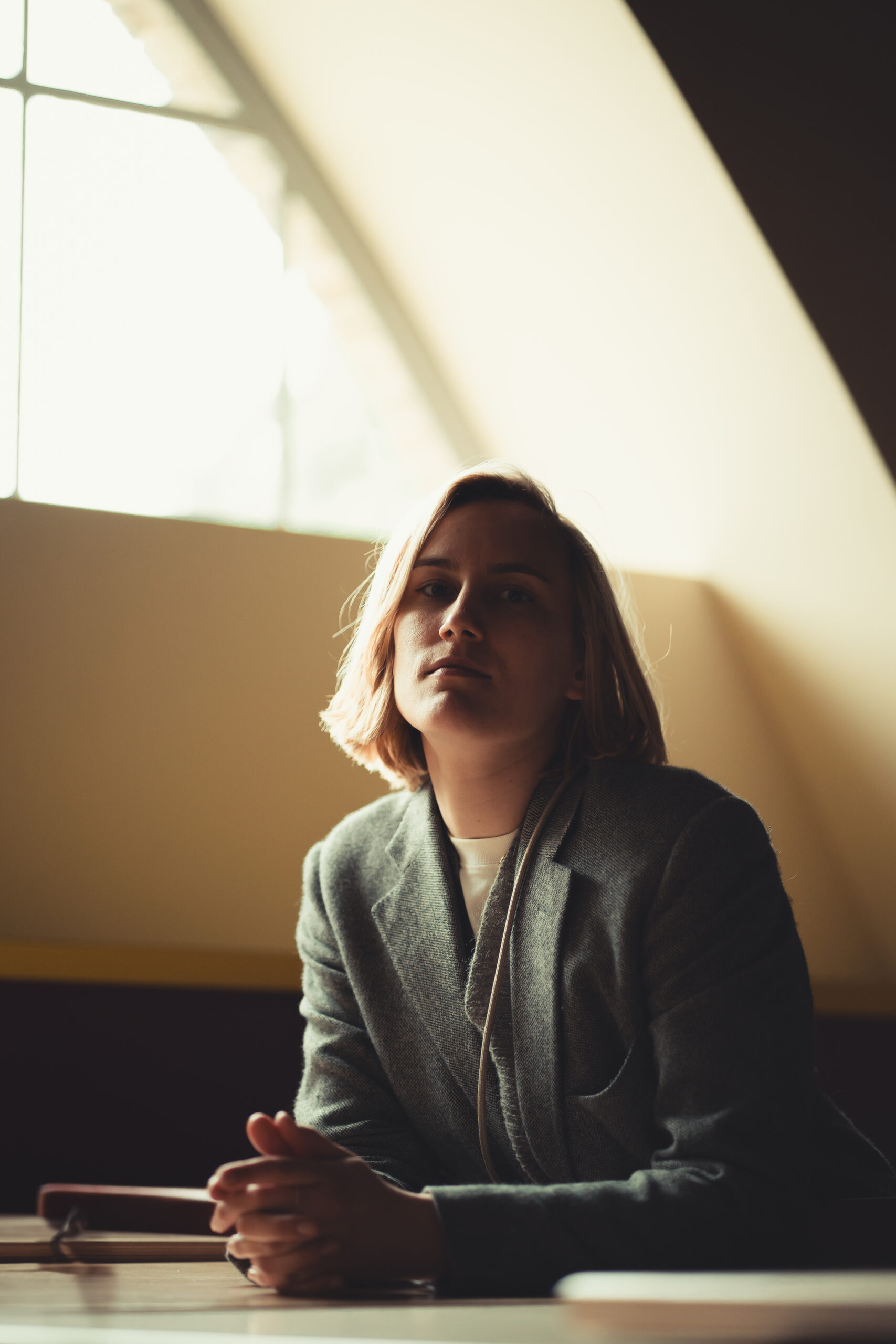 Une femme en intérieur entre ombre et lumière