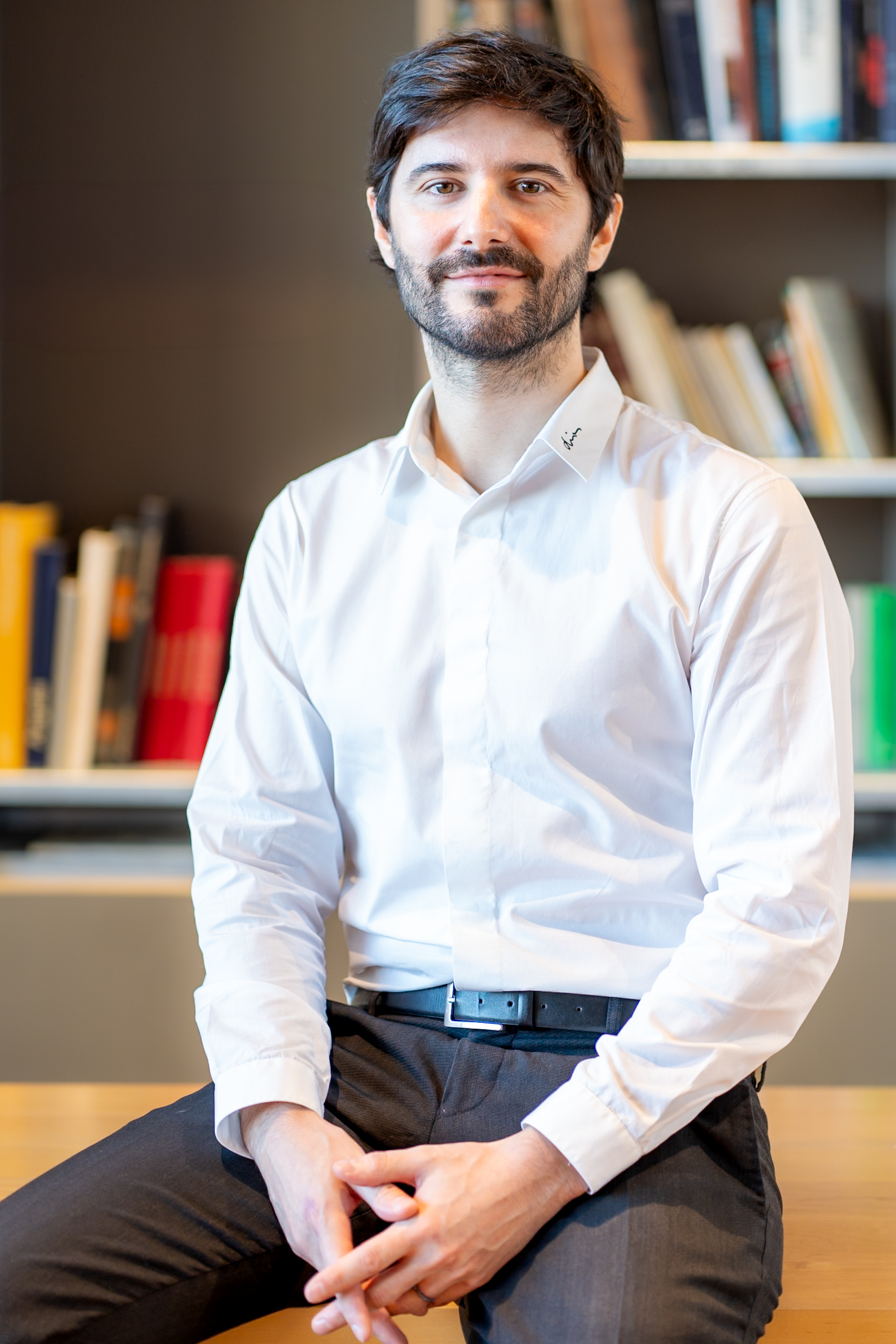 Photo corporate d'un homme dans une bibliothèque
