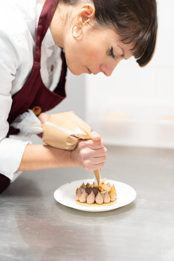 Photo d'une pâtissière dressant un dessert